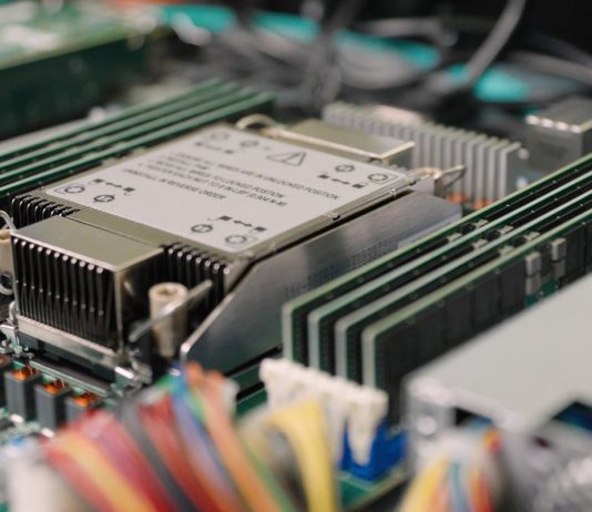 Immersion cooling en liquid cooling: de toekomst van AI datacenters Immersion cooling en liquid cooling: de toekomst van AI datacenters